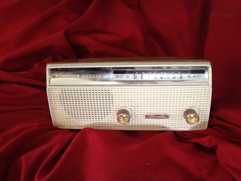 Vintage 1962 Portable Beach Radio