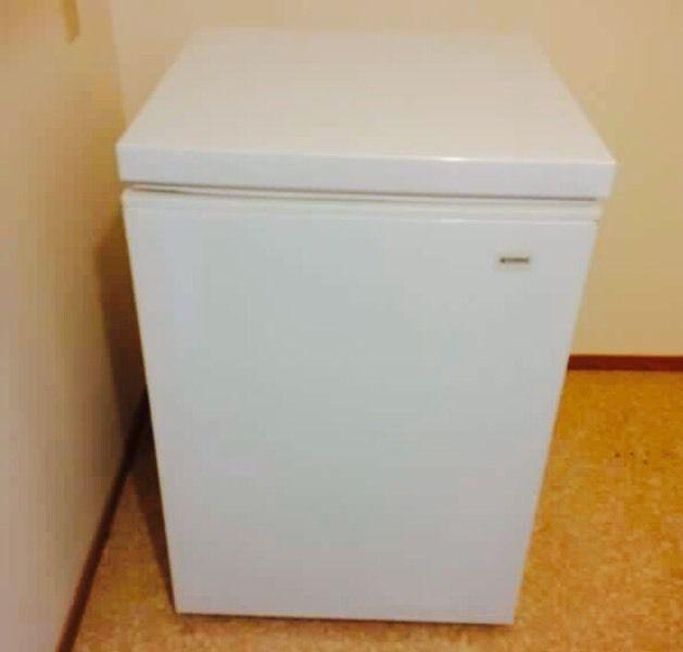 Apartment sized deep freeze in excellent condition!!