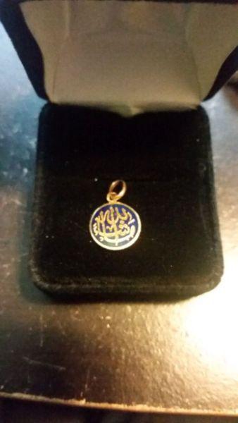 18kt gold Islamic arabic calligraphy pendant