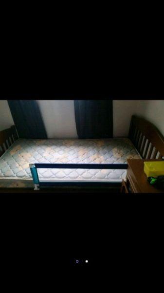 Wood bed frame and single mattresz