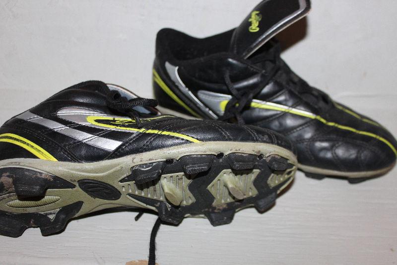 Soccer cleats youth size 6 in very good condition- $5