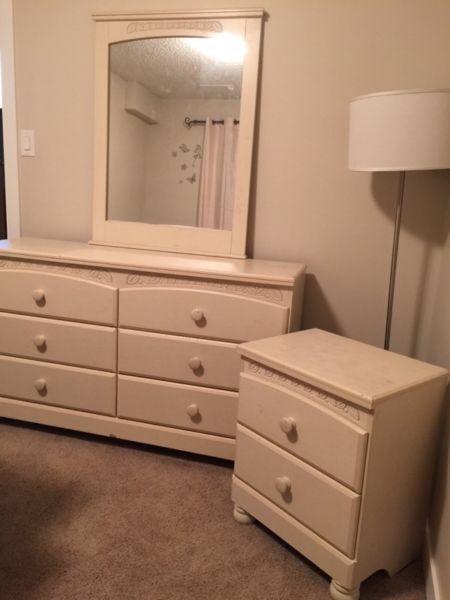 Dressers with mirror and night stand for sale 175$