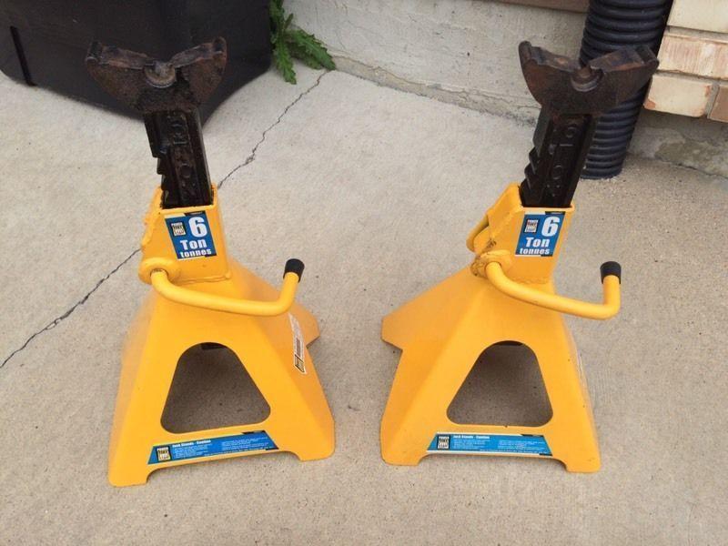 2-1/4 ton hydraulic jack and 6 ton jack stands