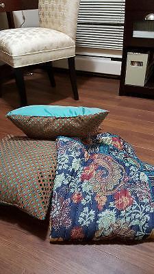 Beautiful throw and pillows -- Mint!