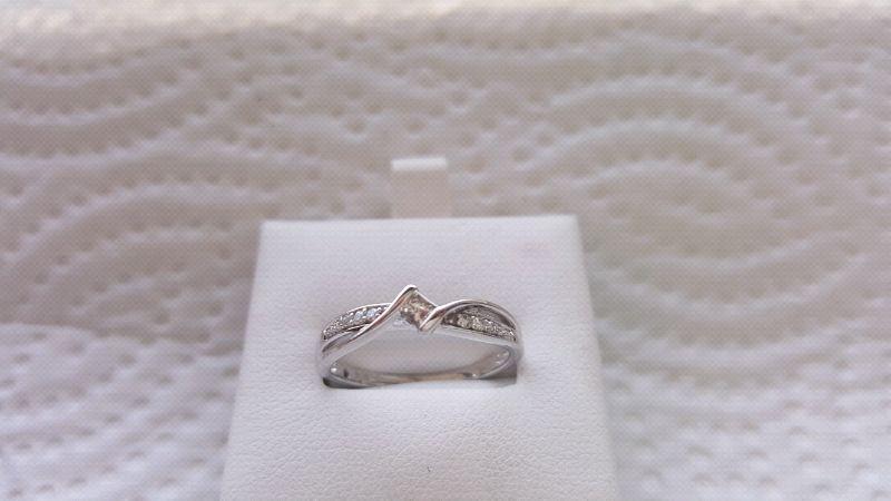 Beautiful Diamond Ring 0.16 CT 10K White Gold