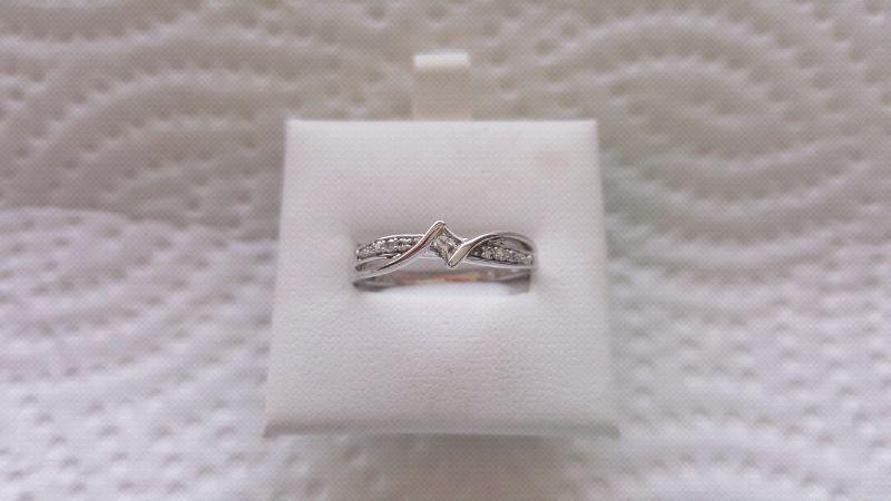 Beautiful Diamond Ring 0.16 CT 10K White Gold