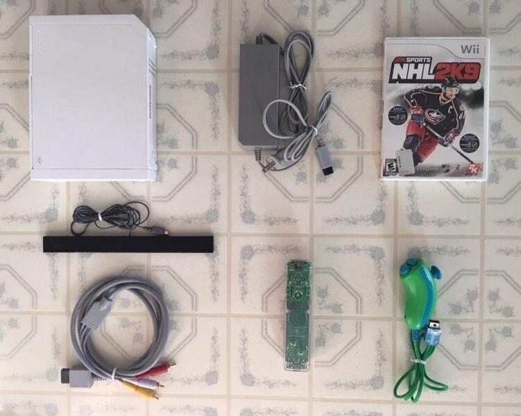 White Wii _ With All Cords / Controller / Nunchuk & Game