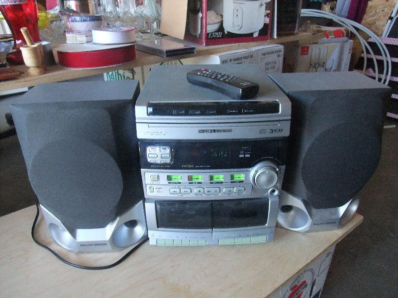 Philips Stereo with speakers