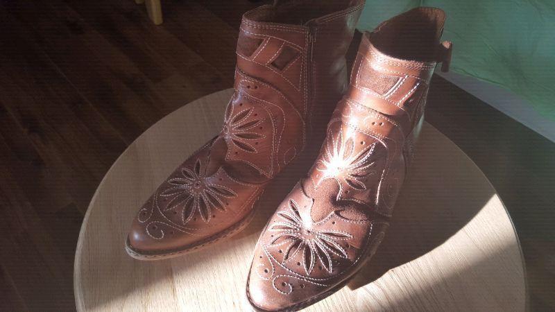 SHORT COWGIRL BOOTS!!!