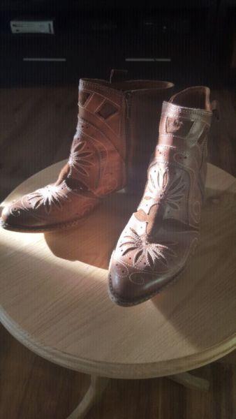 SHORT COWGIRL BOOTS!!!
