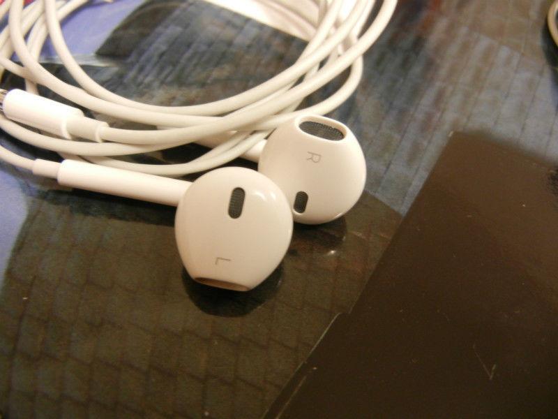 Apple Earpods $20 and Apple Classic earbuds $10--Price reduced