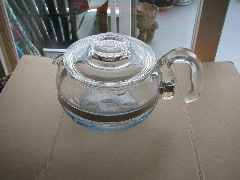 Pyrex 6 Cup Tea Pot Made in the USA model 8446 B Glass Flameware