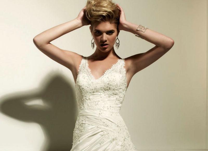 Gorgeous Lace Wedding Dress - NEVER WORN