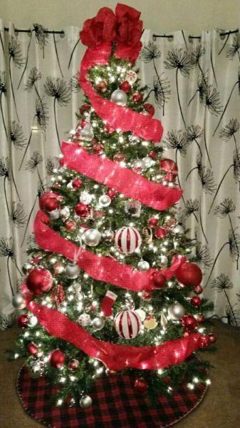 Elegant Christmas pre-lit tree