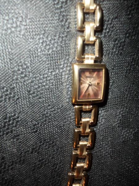 ladies Fossil watch, needs a battery.. otherwise a-1