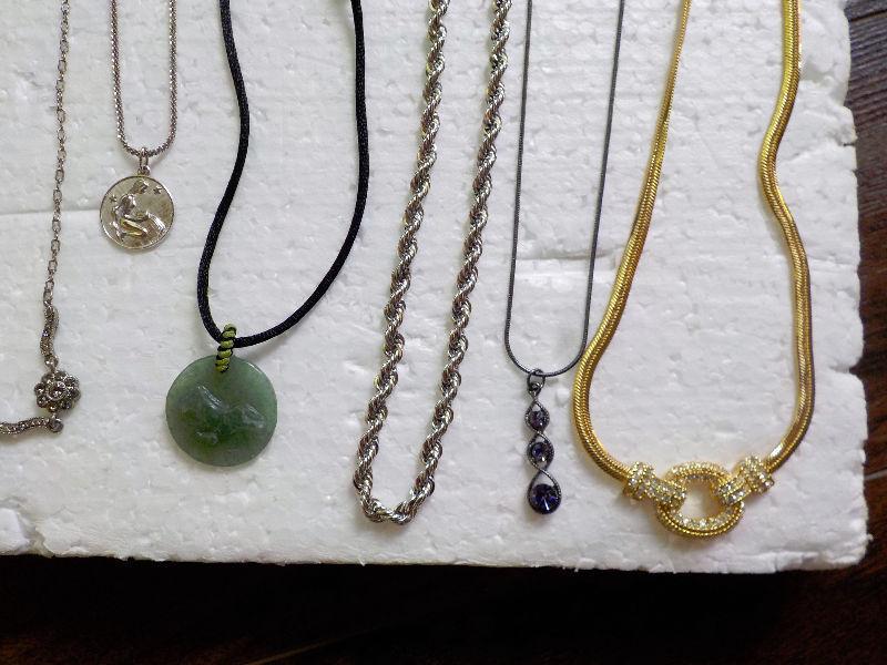 Women's NEW/Barely Worn Jewelry-Necklaces, Pendants-Smokefree