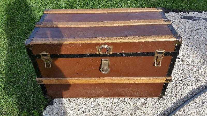 Vintage Metal Steamer Trunk with Storage Tray 24Lx18Wx16H