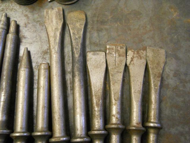 15 Air Hammer Bits & 3 Retainers