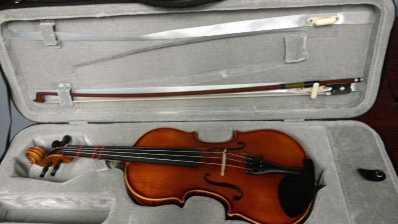 1/2 size violin. With case and bow. Very good condition