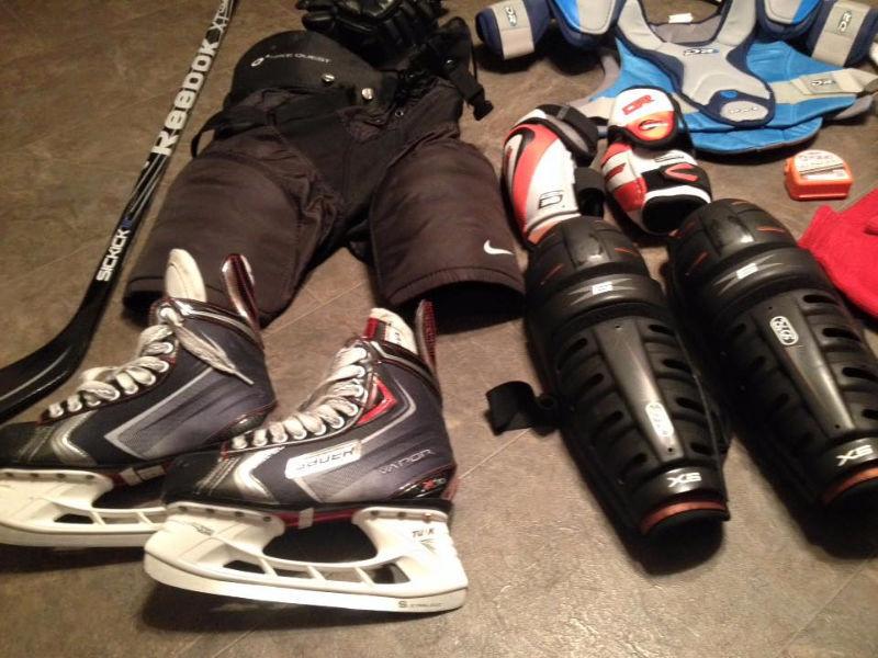 QUICK SALE PRICE. NEW TEEN SIZED HOCKEY GEAR