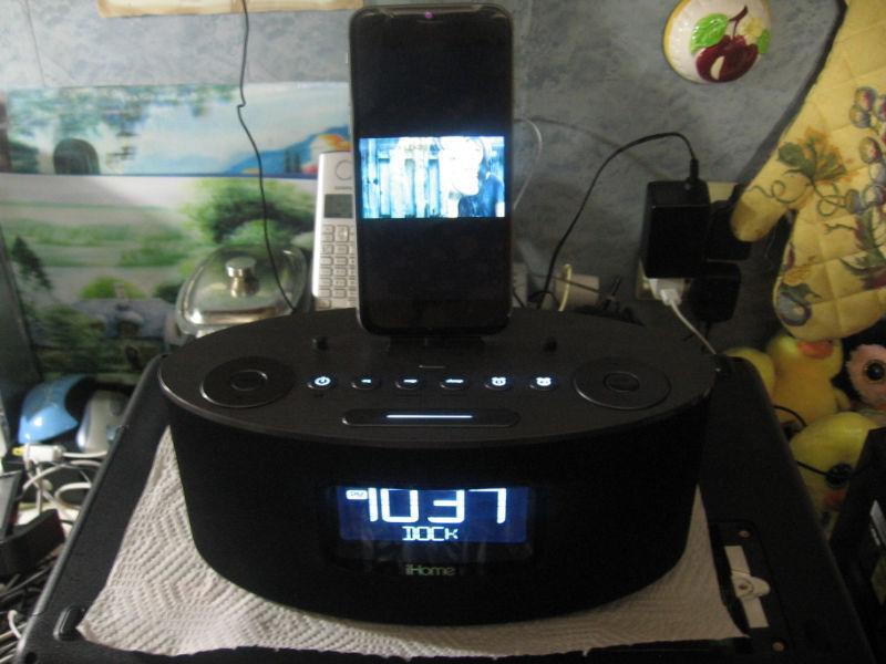 iHome iDL46 Dual Charging Stereo FM Clock Radio with Lightning