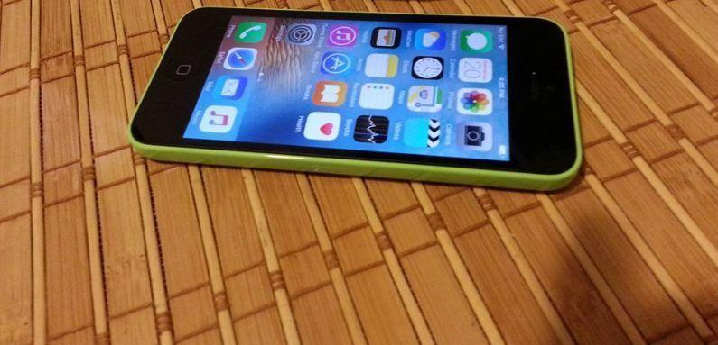 Apple Iphone 5C on Bell network. 32 GB