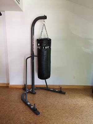 UFC 100lbs punching bag plus stand
