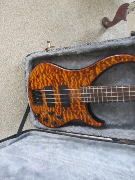 Peavey Cirrus 4 String Bass & Hardshell Case