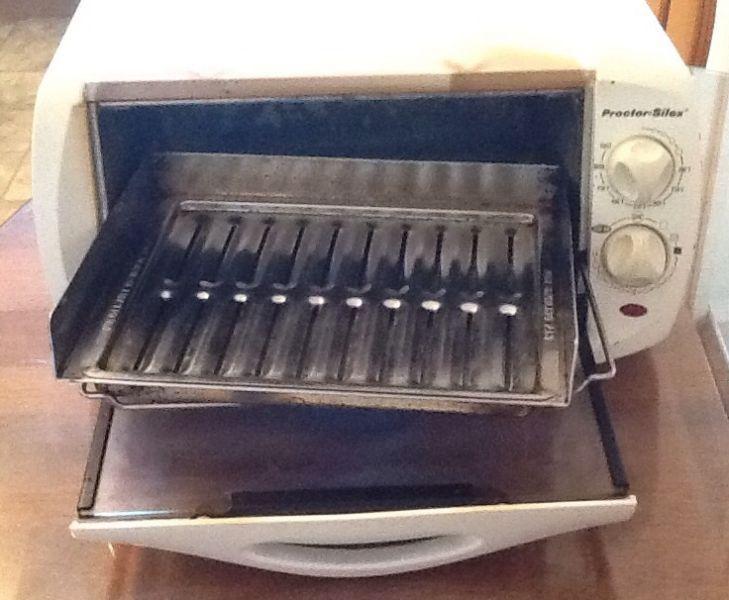 PROCTOR SILEX TOASTER OVEN WITH 2 piece pan clean, works well, $