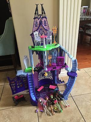 Monster High Freaky Fusion House and Monster High Dolls