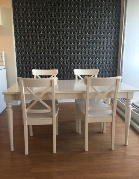 WHITE DINING ROOM TABLE & CHAIRS
