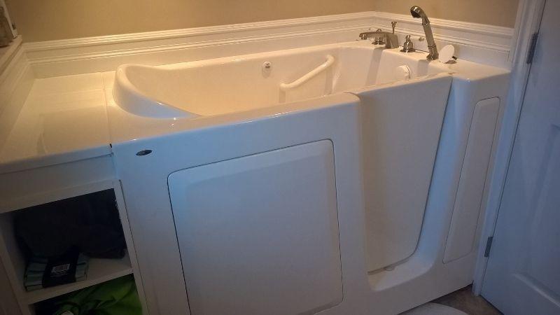Walk-in bath tub in excellent used condition