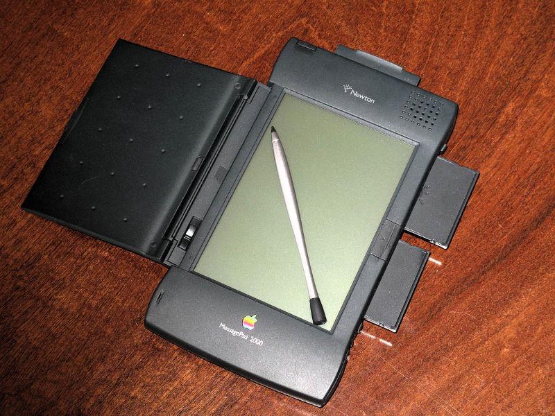 Newton MessagePad 2000, plus accessories