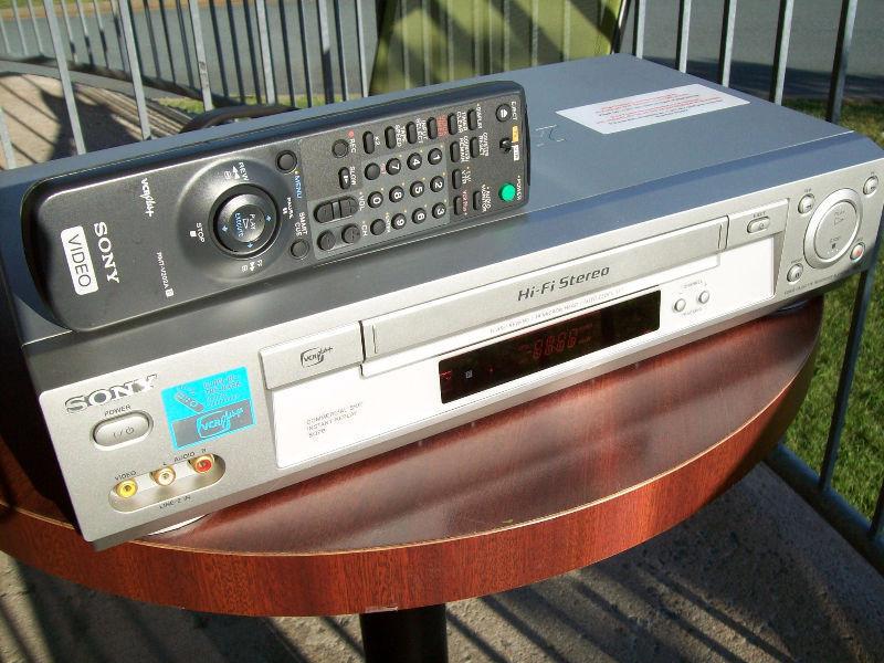 Sony VCR Player with Remote Control and RCA Cables