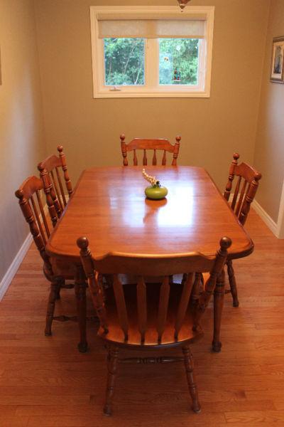 Vintage solid maple dining table, extension leaves w/ 5 chairs
