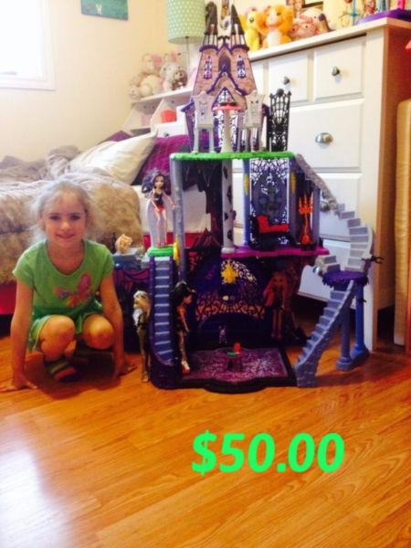 Monster High Castle - with some accessories