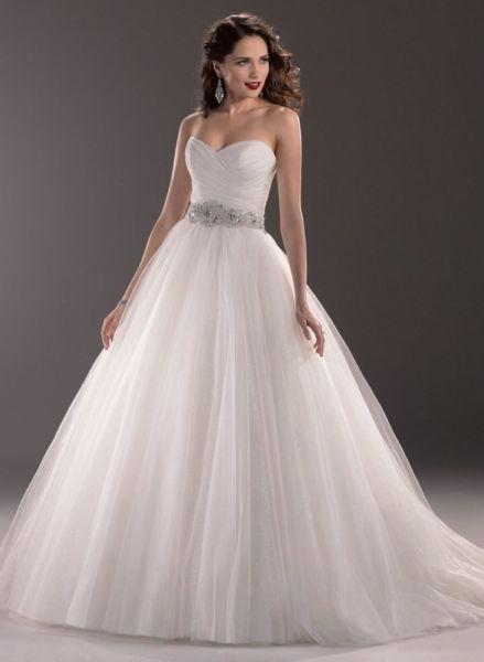 NEW - Beautiful wedding dress never worn or altered