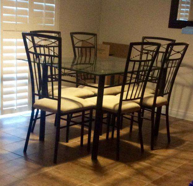 Dining table and 6 chairs for sale! GOOD CONDITION