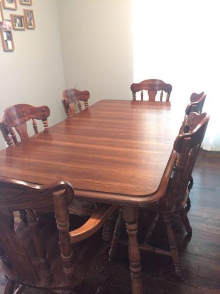 Dinning Room Table and 6 Chairs