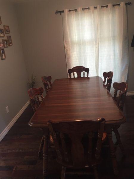 Dinning Room Table and 6 Chairs