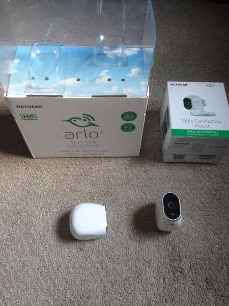 NETGEAR Arlo Wireless Indoor/Outdoor Security System with 2 720p