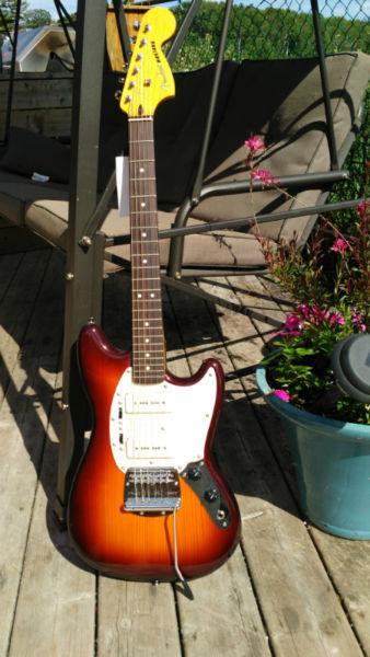 Fender Modern Player Mustang with Hard Shell Case