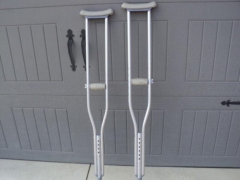 ALUMINUM CRUTCHES ~GREAT SHAPE!~ Adjustable height 5'2