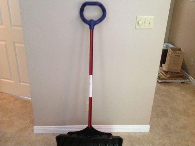 SHOVEL-WITH ERGONOMIC HANDLE