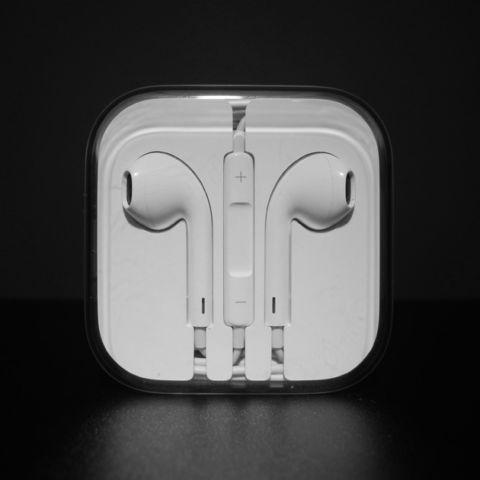Apple iPod Shuffle 2GB Refurbished (Latest Gen) + New EarPods