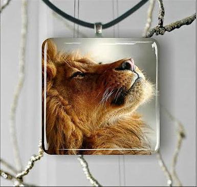 *BRAND NEW* LION'S STRENGTH LARGE GLASS NECKLACE