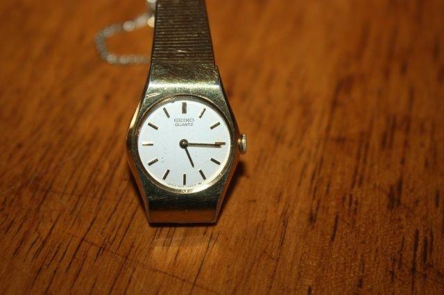 Ladies Seiko quartz watch. Keeps perfect time. Very stylish
