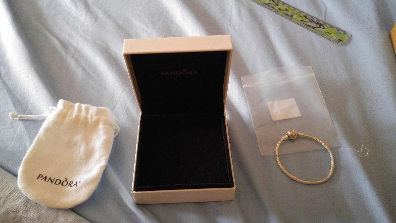 Pandora pave heart clear bracelet. 17cm