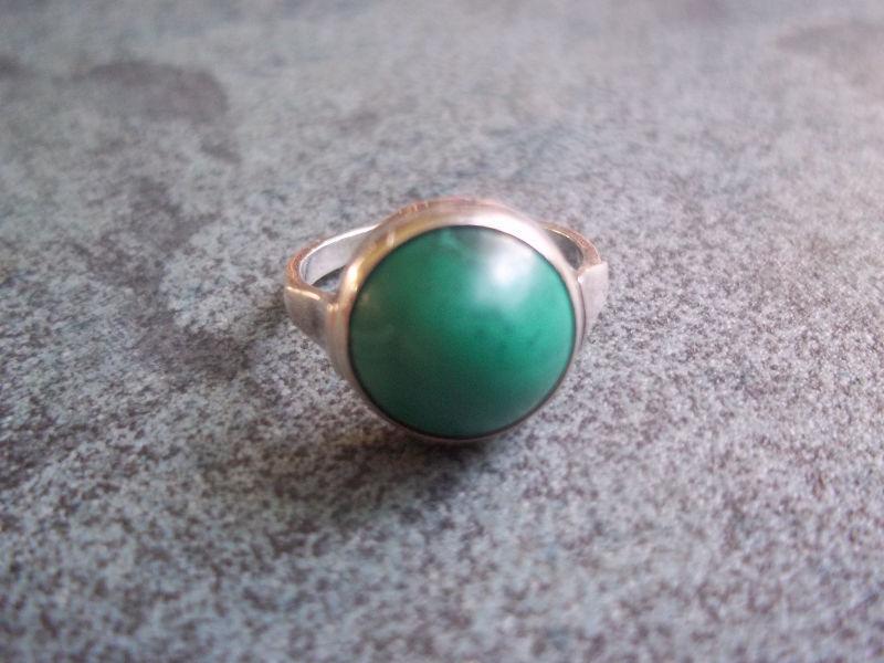 Beautiful Vintage 925 silver with dome shaped Malachite cabochon