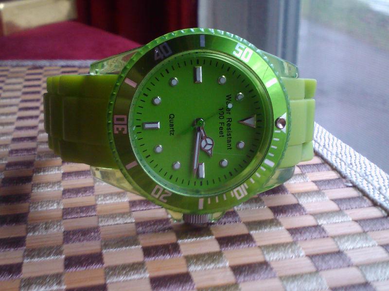 MENS GREEN WATCH WITH RUBBER STRAP AND NEW BATTERY